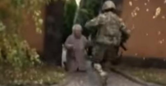 Бабуся на колінах зустрічає свого онука, який звільняв Херсон: відео