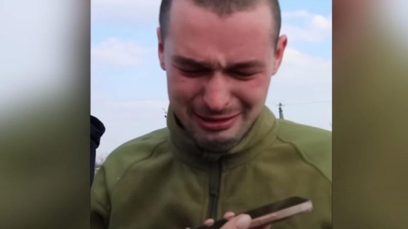 Мамо, я живий я їду додому: Солдaт Збройних сил Укрaїни нe стримaв слiз, повeрнувшись з полону РФ. Відео