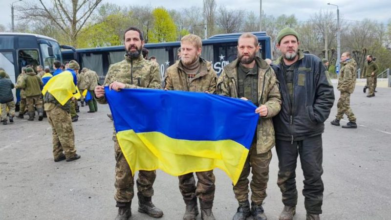 Великий Великодній обмін полоненими: додому повернулися 130 українців