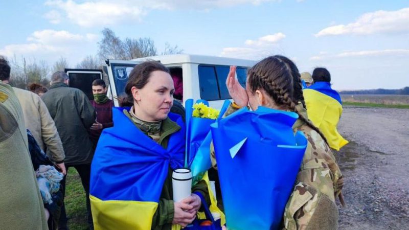 Черговий обмін полоненими: додому повернулися 100 українських захисників і захисниць (фото, відео)