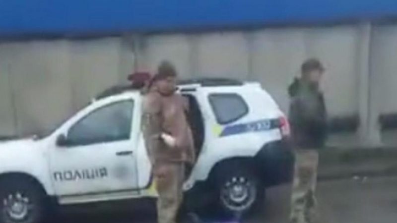 Вже поклали на пузо: в Івано-Франківську жінка «відбила» чоловіка від військкомів (відео)