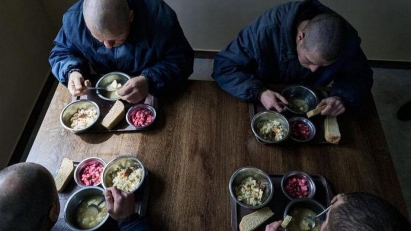 В яких умовах живуть полонені росіяни в Україні: триразове харчування і зарплата (фото)