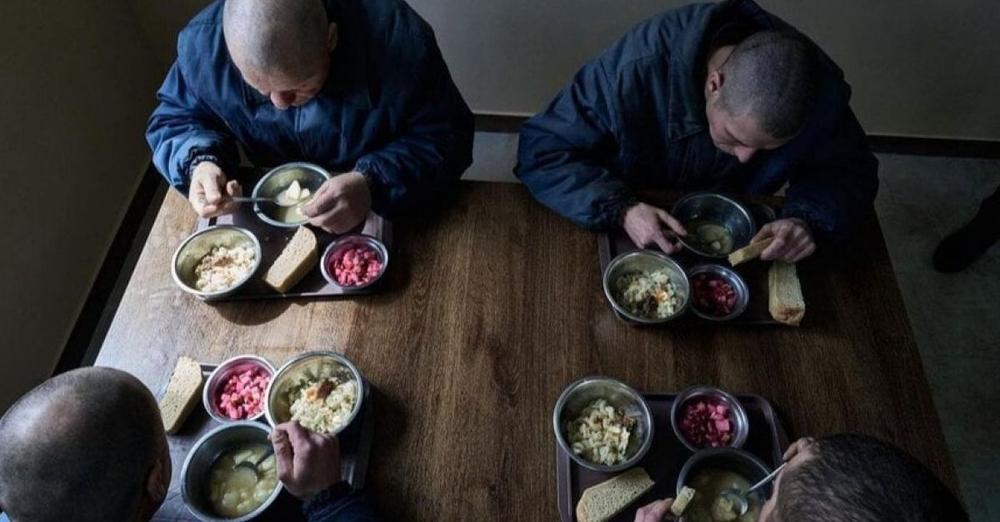 В яких умовах живуть полонені росіяни в Україні: триразове харчування і зарплата (фото)