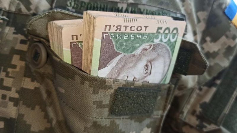 «По 100 тисяч усім?!»: у Міноборони визнали грандіозний прокол із виплатами військовим