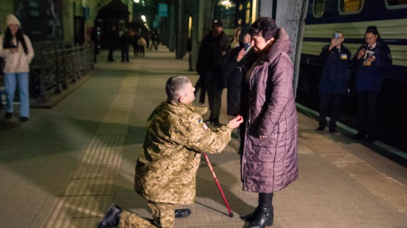 Життя розвело на 20 років: військовий освідчився коханій на вокзалі після повернення з фронту (фото)