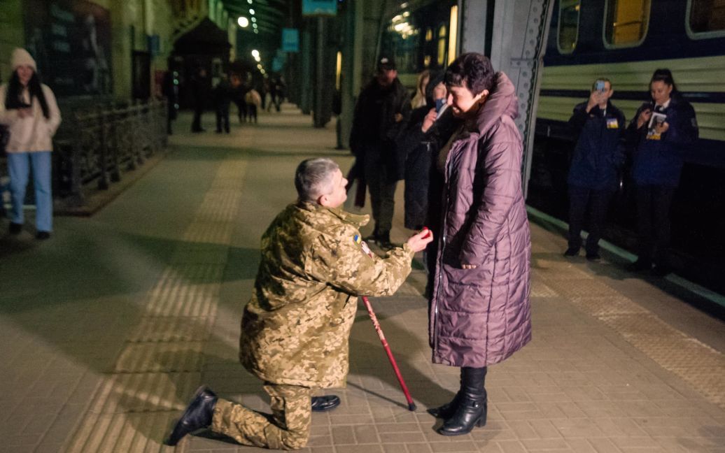 Життя розвело на 20 років: військовий освідчився коханій на вокзалі після повернення з фронту (фото)