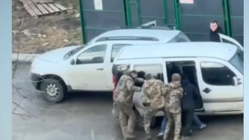 “Пакували” до буса і били по ногах: Львівський ТЦК відреагував на скандальне відео з “бусифікацією” (фото, відео)