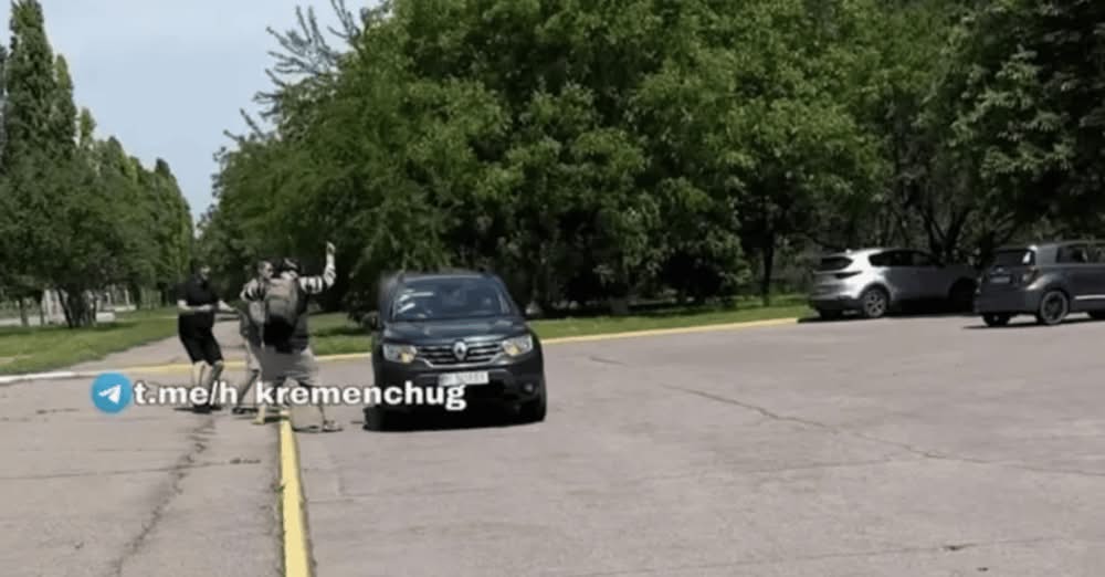 Група чоловіків напала на військових ТЦК у Кременчуці: що загрожує нападникам (відео)