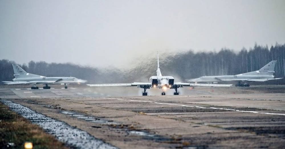 Базуються Ту-22м3, Су-27, МіГ-29: у Росії вночі були уражені два аеродроми, – Коваленко