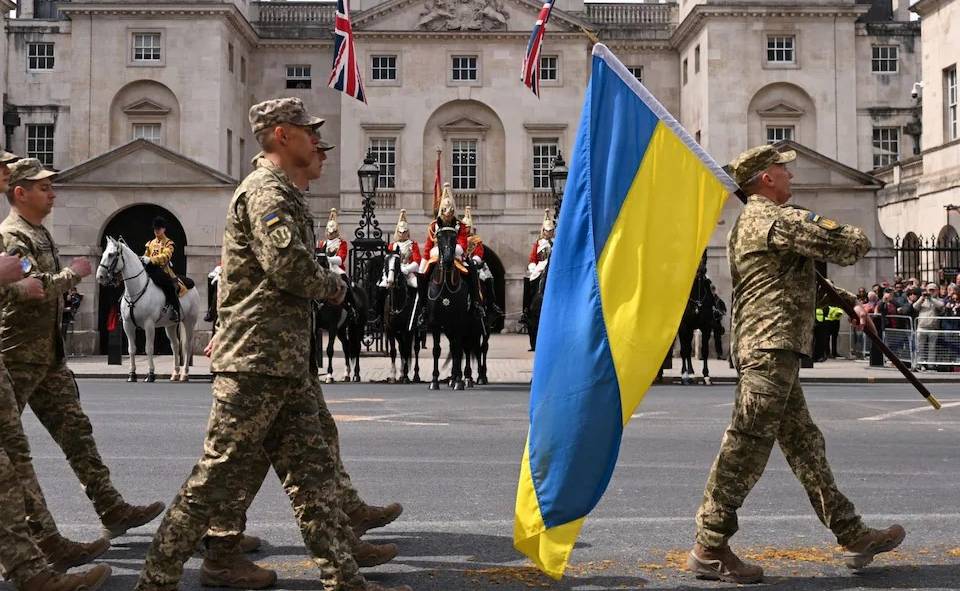 Українські військові пройшли парадом у серці Лондона: король Чарльз III особисто привітав їх
