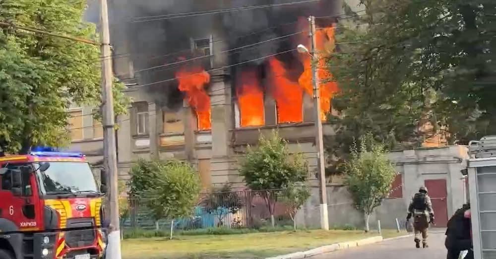 У Харкові спалахнула будівля ТЦК
