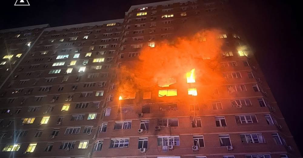 Росія вдарила по 21-поверховому будинку в Одесі: люди були заблокованими в квартирах (фото)