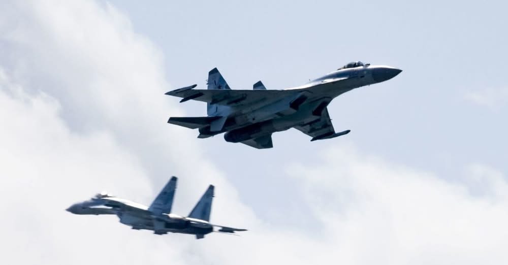 Українські військові збили Су-35: як палає російський винищувач