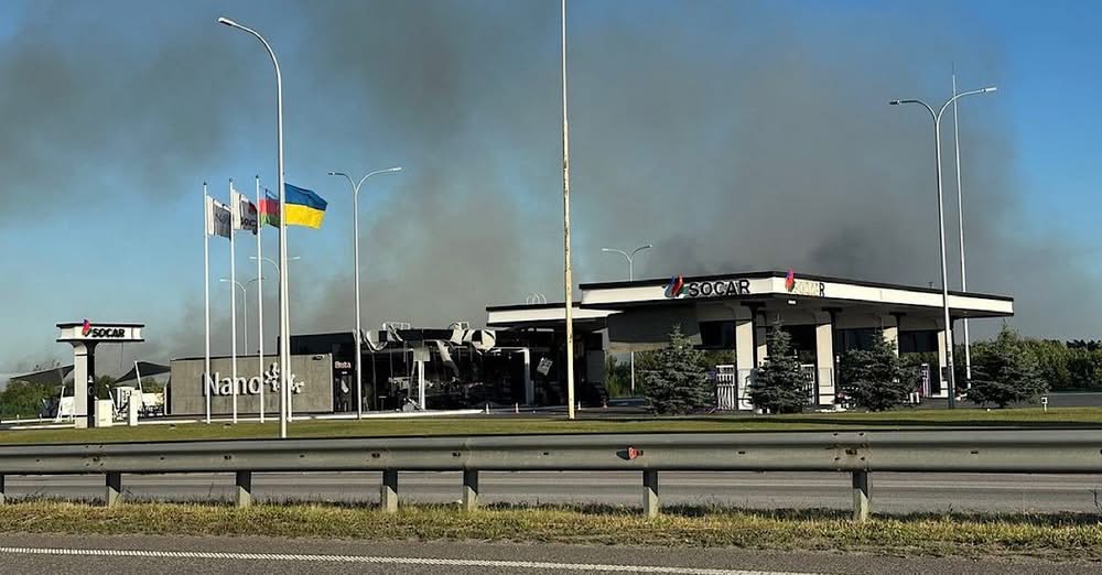 Дахи порозбирало, пів села горить, – працівник АЗС про вибух біля Житомира