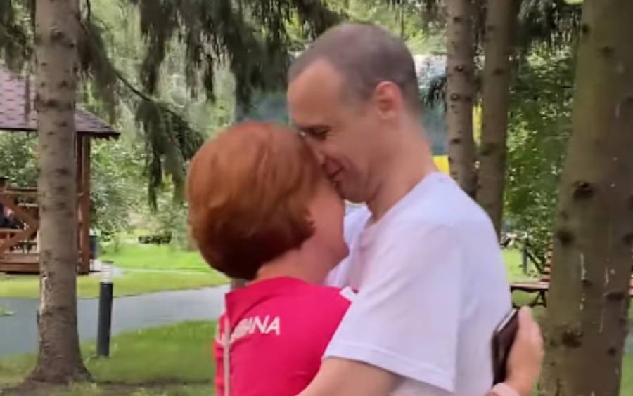 Обійми після трьох з половиною років очікувань: дружина зустріла звільненого з полону захисника острова Зміїний