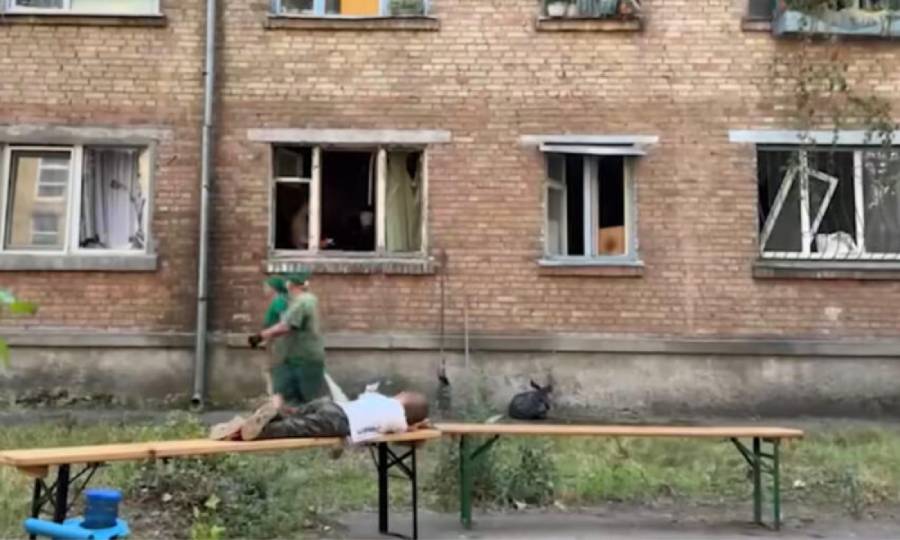 Вкрадене дитинство: у Києві малюк спав на лавці, поки батьки розбирали завали їхнього будинку