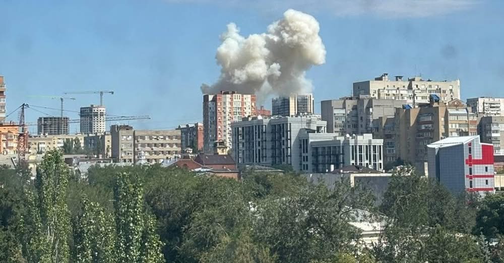 Потужні вибухи прогриміли в Ростові-на-Дону: є руйнування (фото, відео)