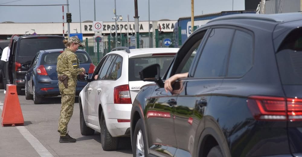 Хто з 18-22-річних не зможе виїжджати з України: чітка відповідь ДПСУ