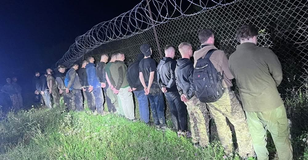 Величезна група ухилянтів тікала до Словаччини: їх переслідували дроном і зупиняли пострілами (відео)