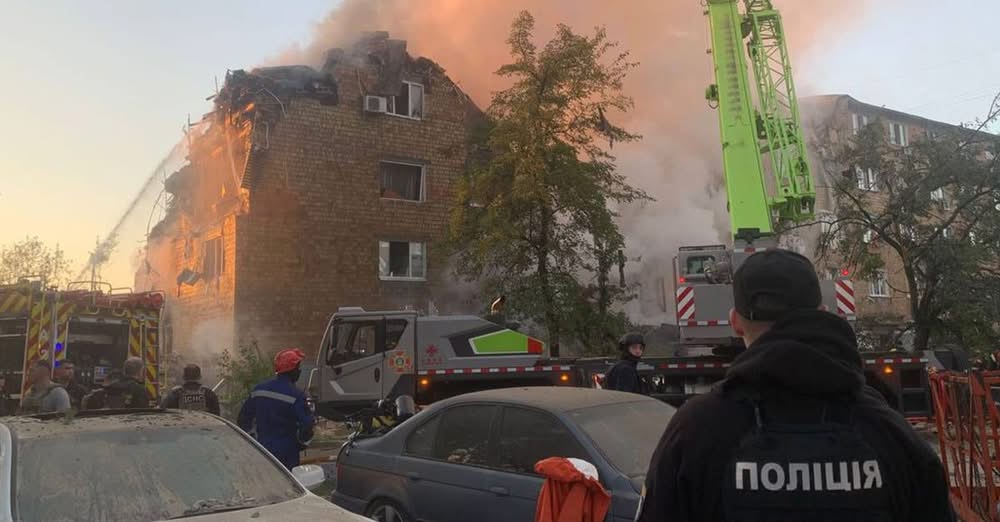Кадри, від яких болить серце: у поліції показали перші хвилини після російського удару по Києву