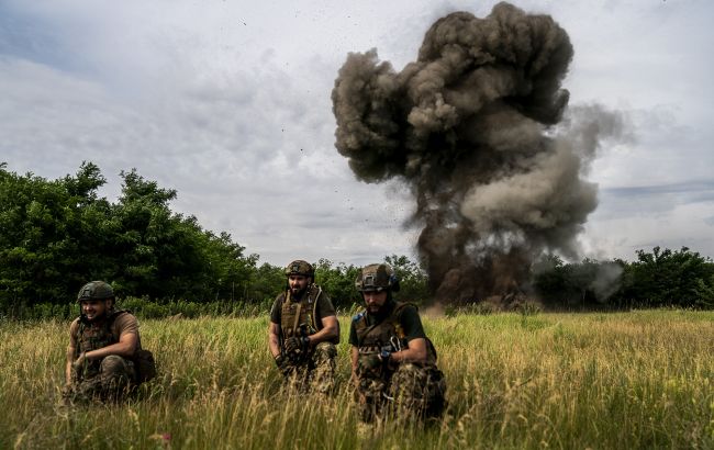  viyskovi dim vibuhivka zneshkodzhennya min snaryadiv donetska oblast lito 2024 r gettyimages 2157076706 2662ed4ee7e2a387ea252867a4f9c20f 650x410