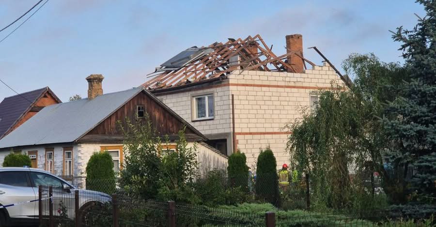 Дрон або його уламки впали на житловий будинок у Польщі: фото та перші подробиці