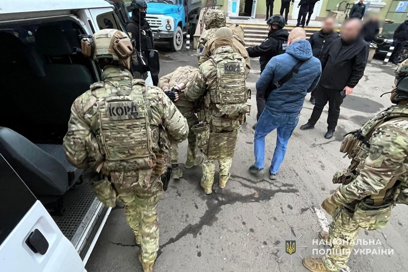 Катували людей та відбирали майно: у Тернополі затримали групу військових
