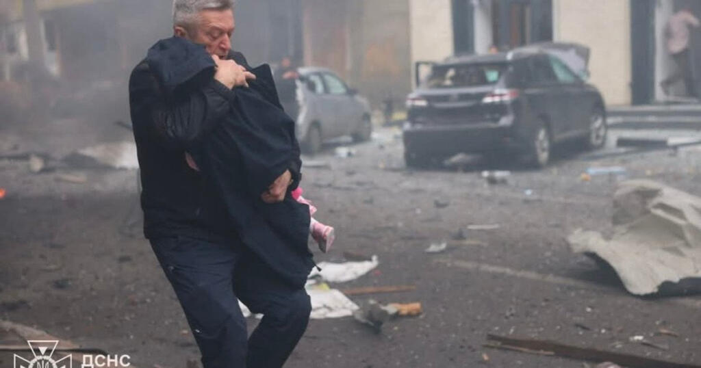 “Де моя дитина?”: зворушливе фото порятунку малечі з садочка в Харкові облетіло Мережу