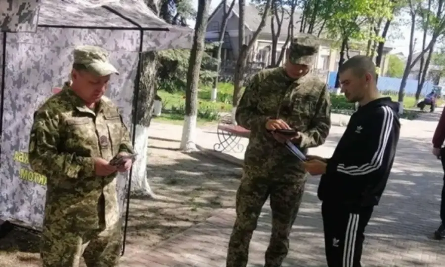Моторошний напад: у Кривому Розі чоловік поранив ножем 2 військовослужбовців ТЦК