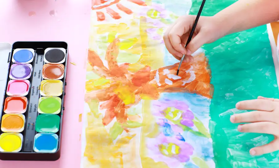 У Сумах до 10 років в’язниці засудили викладача художньої школи, який на заняттях розбещував семирічних дівчат