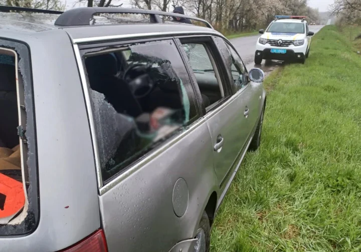 На Буковині чоловік ножем поранив у шию двох працівників ТЦК і втік. Його спіймала поліція