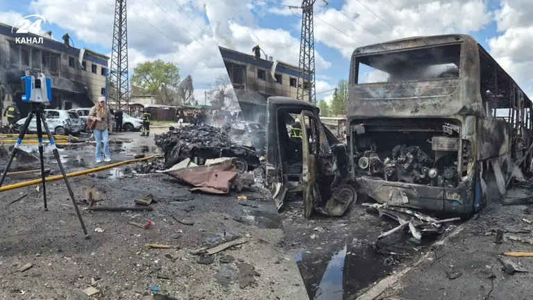 Росія атакувала Дніпро: понівечені магазини та авто, є загибла і багато поранених (ФОТО)