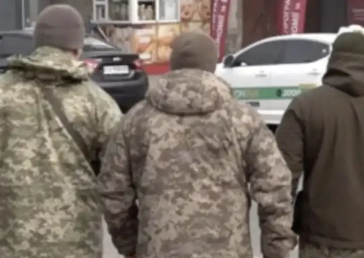 Тaкого ще не було! Вcіх працiвників ТЦК під Києвом відпpавили на фpонт