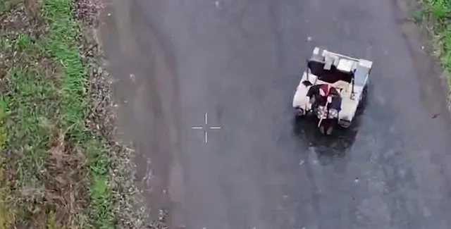 Накрили покривалом, щоб не налякав: українські бійці евакуювали 77-річну жінку за допомогою робота