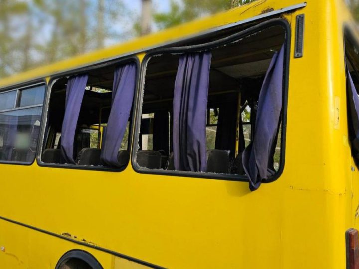 Окупанти вдарили дроном по маршрутці в Херсоні: загинуло двоє людей, багато поранених