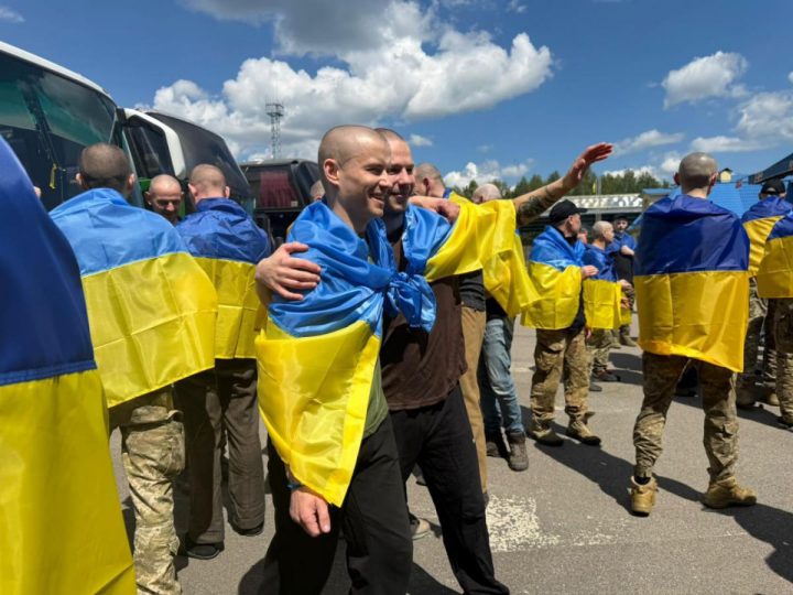 Україна провела обмін полоненими з Росією: серед звільнених – батько і син (фото)