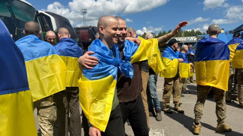 Україна провела обмін полоненими з Росією: серед звільнених – батько і син (фото)